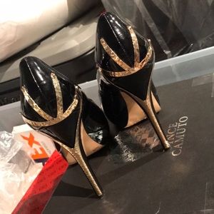 Peep toe pump with gold